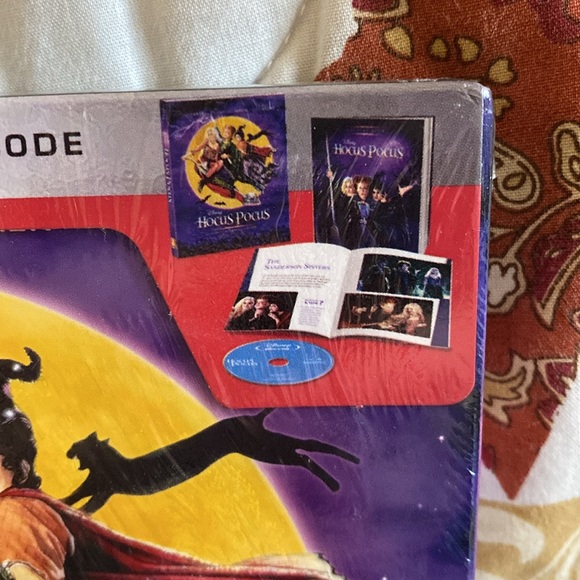 Hocus Pocus 25th Anniversary Limited Edition Blu-Ray + Digital 40 page book - Picture 2 of 5